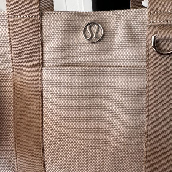 Lululemon Two-Tone Canvas Tote Bag
Mini 4.5L - Picture 5 of 8